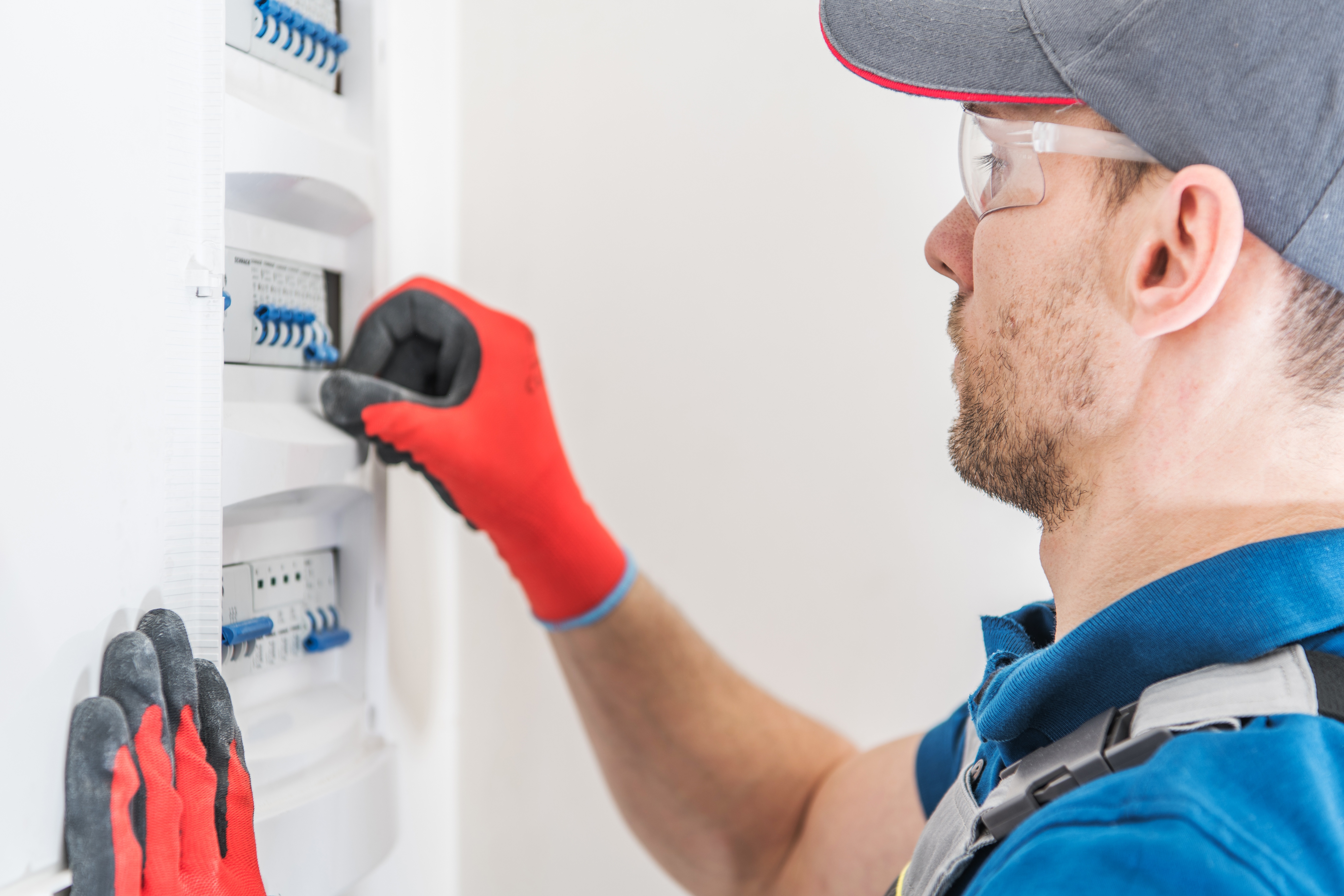 Licensed electrician performing electrical panel repair and breaker replacement in DFW by BemossTX
